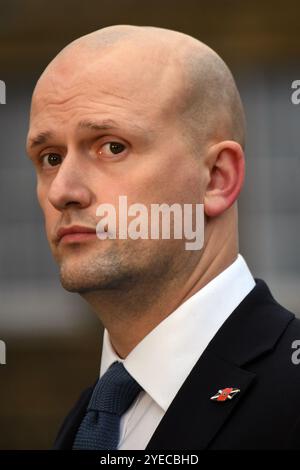 Londra, Regno Unito. 30 ottobre 2024. Stephen Mark Flynn è un politico scozzese, leader del Partito Nazionale scozzese alla camera dei comuni dal dicembre 2022. È membro del Parlamento per Aberdeen South dal 2019. I politici si riuniscono sul College Green di fronte alle camere del Parlamento per essere intervistati dalla stampa dopo il primo bilancio dei laburisti. Crediti: JOHNNY ARMSTEAD/Alamy Live News Foto Stock