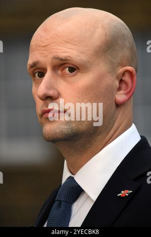 Londra, Regno Unito. 30 ottobre 2024. Stephen Mark Flynn è un politico scozzese, leader del Partito Nazionale scozzese alla camera dei comuni dal dicembre 2022. È membro del Parlamento per Aberdeen South dal 2019. I politici si riuniscono sul College Green di fronte alle camere del Parlamento per essere intervistati dalla stampa dopo il primo bilancio dei laburisti. Crediti: JOHNNY ARMSTEAD/Alamy Live News Foto Stock
