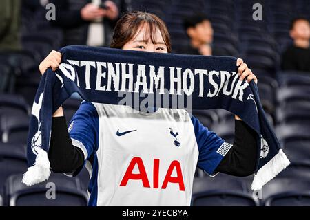 Tottenham Hotspur Stadium, Londra, Regno Unito. 30 ottobre 2024. Carabao Cup Last 16 Football, Tottenham Hotspur contro Manchester City; Tottenham Hotspur tifoso mostra il suo sostegno Credit: Action Plus Sports/Alamy Live News Foto Stock