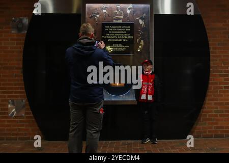 I tifosi iniziano ad arrivare in vista dell'ultima partita di Carabao Cup del 30 ottobre 2024 tra Manchester United e Leicester City a Old Trafford, Manchester, Regno Unito (foto di Gareth Evans/News Images) Foto Stock