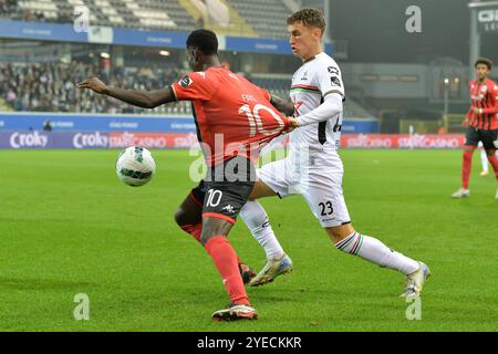 Heverlee, Belgio. 30 ottobre 2024. Saliou Faye di Seraing e Stefan Mitrovic di OHL, in azione durante una partita di calcio tra il club JPL Oud-Heverlee Leuven e il club di seconda divisione RFC Seraing, mercoledì 30 ottobre 2024 a Heverlee, nel primo turno di 16 della Coppa Croky belga di calcio. BELGA FOTO JILL DELSAUX credito: Belga News Agency/Alamy Live News Foto Stock