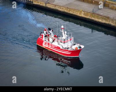 Vista aerea del battello da pesca con reti a strascico per gamberi Foto Stock