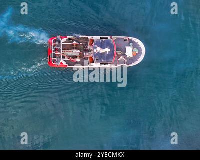 Vista aerea del battello da pesca con reti a strascico per gamberi Foto Stock