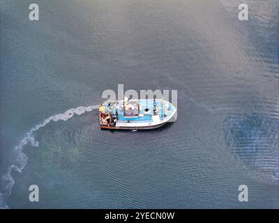 Vista aerea del drone di un peschereccio a strascico per gamberi Foto Stock