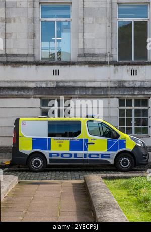 Furgone di transito della polizia dalla polizia dell'Hampshire parcheggiato fuori dalla stazione di polizia del centro civico di Southampton. Foto Stock