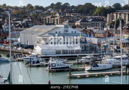 Porto turistico e cantiere navale di Cowes sul litorale di West Cowes, sulla costa dell'isola di wight, regno unito Foto Stock