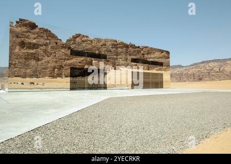 Medio Oriente, Arabia Saudita, Medina, al-Ula. Maraya Concert Hall nel deserto della Valle di Ashar. Foto Stock