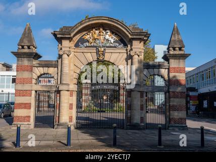 HMS Nelson cancello principale, Royal Naval shore Establishment, Portsmouth, Hampshire, Regno Unito Foto Stock