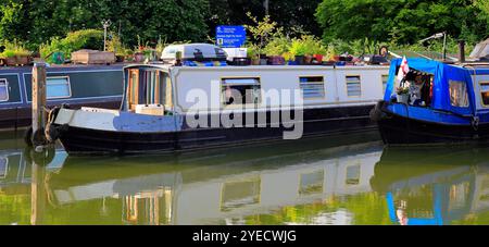 Barche strette sul canale Kennet e Avon a Devizes, Wiltshire, Inghilterra. Presa ottobre 2024 Foto Stock