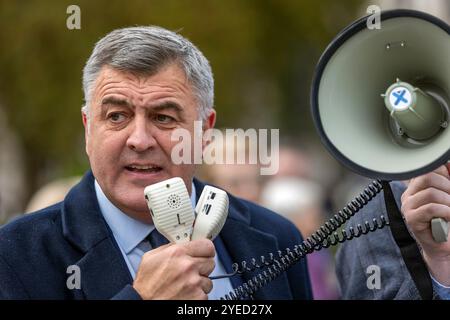 Parliament Square, Westminster, Londra, Regno Unito. Mercoledì 30 ottobre 2024. Centinaia di persone sono venute a manifestare nella piazza del Parlamento mentre la cancelliera Rachel Reeves ha tenuto il discorso sul bilancio in Parlamento. WASPI (Women Against State Pension Inequality) invita il governo britannico a concordare un indennizzo equo e rapido per tutte le donne colpite dalla mancanza di preavviso in merito agli aumenti dell'età pensionabile dello Stato (1995 e 2011 Pension Act) per riflettere le loro perdite finanziarie, i danni subiti alla loro salute mentale e al loro benessere e gli effetti aggiuntivi. Foto Stock