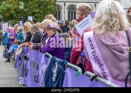 Parliament Square, Westminster, Londra, Regno Unito. Mercoledì 30 ottobre 2024. Centinaia di persone sono venute a manifestare nella piazza del Parlamento mentre la cancelliera Rachel Reeves ha tenuto il discorso sul bilancio in Parlamento. WASPI (Women Against State Pension Inequality) invita il governo britannico a concordare un indennizzo equo e rapido per tutte le donne colpite dalla mancanza di preavviso in merito agli aumenti dell'età pensionabile dello Stato (1995 e 2011 Pension Act) per riflettere le loro perdite finanziarie, i danni subiti alla loro salute mentale e al loro benessere e gli effetti aggiuntivi. Foto Stock