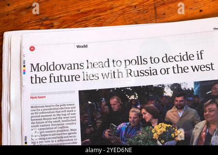"I moldavi si recano ai sondaggi per decidere se il futuro è della Russia o dell'Occidente" articolo del quotidiano Guardian del 19 ottobre 2024 Londra Regno Unito Foto Stock