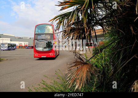 Autobus rosso a due piani che parte dalla stazione degli autobus e dei pullman di Swansea, Galles del Sud, Regno Unito. 2024 Foto Stock