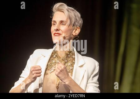 Auftritt der österreichischen Kabarettistin und Poetry-Slammerin Lisa Eckhart - eigentlich Lisa Lasselsberger, geb. 6. Settembre 1992 - im Rahmen des Comedy-Festivals Humorzone Dresden im Alten Schlachthof a Dresda. *** Esibizione dell'artista di cabaret austriaca e della scultrice di poesia Lisa Eckhart, vero nome Lisa Lasselsberger, nata il 6 settembre 1992, come parte del festival comico Humorzone Dresden presso l'Alter Schlachthof di Dresda Foto Stock