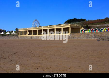 Promenade e uno dei due padiglioni di Barry Island, Galles del Sud. 2024 Foto Stock
