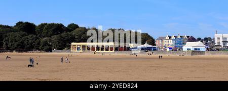 Promenade e uno dei due padiglioni di Barry Island, Galles del Sud. 2024 Foto Stock
