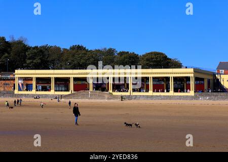 Promenade e uno dei due padiglioni di Barry Island, Galles del Sud. 2024 Foto Stock