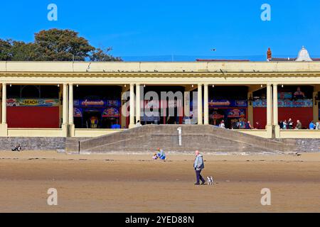 Promenade e uno dei due padiglioni di Barry Island, Galles del Sud. 2024 Foto Stock
