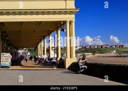 Promenade e uno dei due padiglioni di Barry Island, Galles del Sud. 2024 Foto Stock