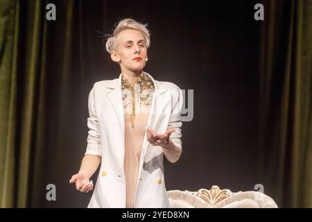 Auftritt der österreichischen Kabarettistin und Poetry-Slammerin Lisa Eckhart - eigentlich Lisa Lasselsberger, geb. 6. Settembre 1992 - im Rahmen des Comedy-Festivals Humorzone Dresden im Alten Schlachthof a Dresda. *** Esibizione dell'artista di cabaret austriaca e della scultrice di poesia Lisa Eckhart, vero nome Lisa Lasselsberger, nata il 6 settembre 1992, come parte del festival comico Humorzone Dresden presso l'Alter Schlachthof di Dresda Foto Stock