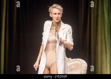 Auftritt der österreichischen Kabarettistin und Poetry-Slammerin Lisa Eckhart - eigentlich Lisa Lasselsberger, geb. 6. Settembre 1992 - im Rahmen des Comedy-Festivals Humorzone Dresden im Alten Schlachthof a Dresda. *** Esibizione dell'artista di cabaret austriaca e della scultrice di poesia Lisa Eckhart, vero nome Lisa Lasselsberger, nata il 6 settembre 1992, come parte del festival comico Humorzone Dresden presso l'Alter Schlachthof di Dresda Foto Stock