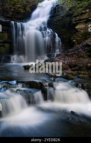 Scaleber Foss Waterfall (in alternativa conosciuta come Scaleber Force) nei pressi di Settle, Ribblesdale, Yorkshire Dales, Regno Unito Foto Stock