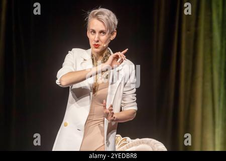 Auftritt der österreichischen Kabarettistin und Poetry-Slammerin Lisa Eckhart - eigentlich Lisa Lasselsberger, geb. 6. Settembre 1992 - im Rahmen des Comedy-Festivals Humorzone Dresden im Alten Schlachthof a Dresda. *** Esibizione dell'artista di cabaret austriaca e della scultrice di poesia Lisa Eckhart, vero nome Lisa Lasselsberger, nata il 6 settembre 1992, come parte del festival comico Humorzone Dresden presso l'Alter Schlachthof di Dresda Foto Stock