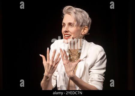 Auftritt der österreichischen Kabarettistin und Poetry-Slammerin Lisa Eckhart - eigentlich Lisa Lasselsberger, geb. 6. Settembre 1992 - im Rahmen des Comedy-Festivals Humorzone Dresden im Alten Schlachthof a Dresda. *** Esibizione dell'artista di cabaret austriaca e della scultrice di poesia Lisa Eckhart, vero nome Lisa Lasselsberger, nata il 6 settembre 1992, come parte del festival comico Humorzone Dresden presso l'Alter Schlachthof di Dresda Foto Stock