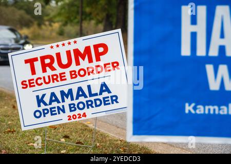 Trump e Harris yard segnalano a un stazione elettorale della Metro Atlanta, Georgia, durante le prime votazioni nella corsa presidenziale degli Stati Uniti del 2024. (USA) Foto Stock