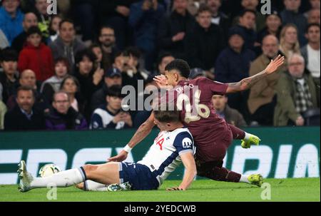 Londra, Regno Unito. 30 ottobre 2024. Micky van de ven del Tottenham Hotspur cade e si ferisce una gamba durante uno scontro con Savinho del Manchester City (r). Carabao Cup, EFL Cup round of 16 match, Tottenham Hotspur contro Manchester City allo stadio Tottenham Hotspur di Londra mercoledì 30 ottobre 2024. Questa immagine può essere utilizzata solo per scopi editoriali. Foto per uso editoriale di Sandra Mailer/Andrew Orchard fotografia sportiva/Alamy Live news Credit: Andrew Orchard fotografia sportiva/Alamy Live News Foto Stock