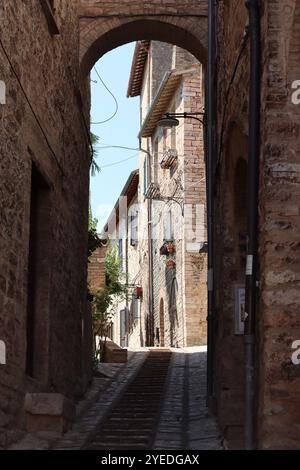 Vista attraverso un arco lungo una stretta strada secondaria in una città vecchia Foto Stock