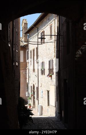 Vista attraverso un arco lungo una stretta strada secondaria in una città vecchia Foto Stock