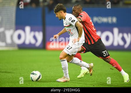 Heverlee, Belgio. 30 ottobre 2024. Oscar Gil dell'OHL e Georges Alalabang di Seraing in azione durante una partita di calcio tra il club JPL Oud-Heverlee Leuven e il club di seconda divisione RFC Seraing, mercoledì 30 ottobre 2024 a Heverlee, nel primo turno di 16 della Coppa Croky belga di calcio. BELGA FOTO JILL DELSAUX credito: Belga News Agency/Alamy Live News Foto Stock