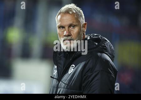 Beveren WAAS, Belgio. 30 ottobre 2024. Il capo-allenatore del Genk Thorsten Fink nella foto durante una partita di calcio tra il club di seconda divisione SK Beveren e il club JPL KRC Genk, mercoledì 30 ottobre 2024 a Beveren-WAAS, nel primo turno su 16 della coppa di calcio belga "Croky Cup". BELGA FOTO DAVID PINTENS credito: Belga News Agency/Alamy Live News Foto Stock