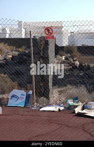 Immobilien Spanien, 20241028, Symbolbild, immobilie, Verkaufsangebote, ,vende, Leerstand von bauruinen auf Lanzarote, Playa Blanca *** Real Estate Spain, 20241028, immagine simbolica, immobiliare, offerte di vendita, ,VENDE, edifici vacanti a Lanzarote, Playa Blanca Foto Stock