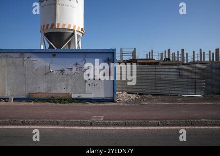 Immobilien Spanien, 20241028, Symbolbild, immobilie, Verkaufsangebote, ,vende, Leerstand von bauruinen auf Lanzarote, Playa Blanca *** Real Estate Spain, 20241028, immagine simbolica, immobiliare, offerte di vendita, ,VENDE, edifici vacanti a Lanzarote, Playa Blanca Foto Stock