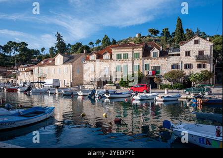 Villaggio di pescatori di Bobovisca, situato sul lato occidentale dell'isola di Brac, Croazia Foto Stock