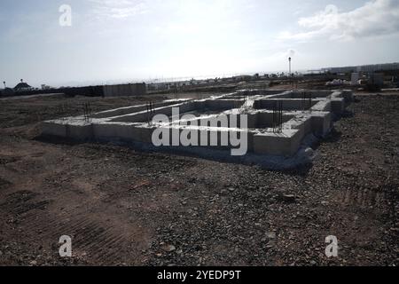 Immobilien Spanien, 20241028, Symbolbild, immobilie, Verkaufsangebote, ,vende, Leerstand von bauruinen auf Lanzarote, Playa Blanca *** Real Estate Spain, 20241028, immagine simbolica, immobiliare, offerte di vendita, ,VENDE, edifici vacanti a Lanzarote, Playa Blanca Foto Stock