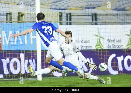 Beveren WAAS, Belgio. 30 ottobre 2024. Jarne Steuckers del Genk segna un gol durante una partita di calcio tra il club di seconda divisione SK Beveren e il club JPL KRC Genk, mercoledì 30 ottobre 2024 a Beveren-WAAS, nel primo turno su 16 della Coppa di calcio belga "Croky Cup". BELGA FOTO DAVID PINTENS credito: Belga News Agency/Alamy Live News Foto Stock