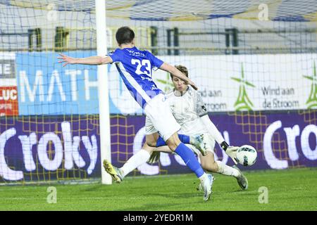 Beveren WAAS, Belgio. 30 ottobre 2024. Jarne Steuckers del Genk segna un gol durante una partita di calcio tra il club di seconda divisione SK Beveren e il club JPL KRC Genk, mercoledì 30 ottobre 2024 a Beveren-WAAS, nel primo turno su 16 della Coppa di calcio belga "Croky Cup". BELGA FOTO DAVID PINTENS credito: Belga News Agency/Alamy Live News Foto Stock