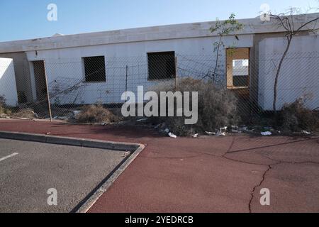 Immobilien Spanien, 20241028, Symbolbild, immobilie, Verkaufsangebote, ,vende, Leerstand von bauruinen auf Lanzarote, Playa Blanca *** real estate spain, 20241028, Symbolic image, real estate, offerte di vendita, ,VENDE, edifici vacanti a Lanzarote, Playa Blanca Foto Stock