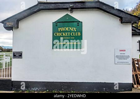 Insegna sul muro del Phoenix Cricket Club, fondato nel 1830, situato a Phoenix Park, Dublino, Irlanda, il più antico club di cricket del paese. Foto Stock