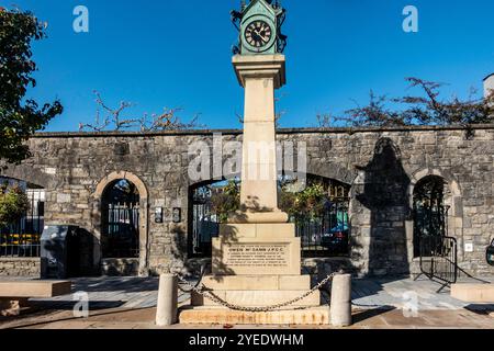 Orologio e torre in memoria di Owen McCann primo presidente del Leitrim County Council a Carrick on Shannon, Leitrim, Irlanda. Foto Stock