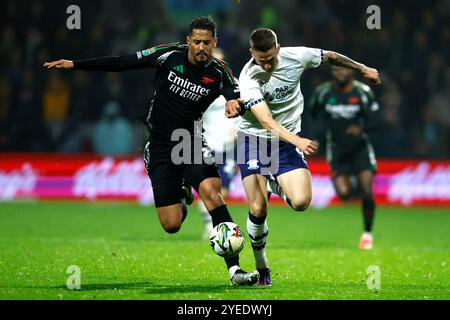 William Saliba (a sinistra) dell'Arsenal e Emil Riis Jakobsen del Preston North End si battono per il pallone durante il quarto turno della Carabao Cup a Deepdale, Preston. Data foto: Mercoledì 30 ottobre 2024. Foto Stock