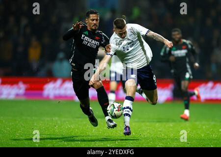 William Saliba (a sinistra) dell'Arsenal e Emil Riis Jakobsen del Preston North End si battono per il pallone durante il quarto turno della Carabao Cup a Deepdale, Preston. Data foto: Mercoledì 30 ottobre 2024. Foto Stock