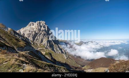 Viste panoramiche del Monte Aquila nel Parco Nazionale del Gran Sasso vicino l'Aquila in Abruzzo. Foto Stock