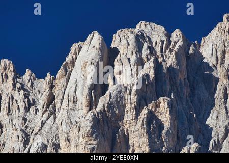 Viste panoramiche del Monte Aquila nel Parco Nazionale del Gran Sasso vicino l'Aquila in Abruzzo. Primo piano della cima del Monte Aquila. Foto Stock