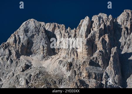 Viste panoramiche del Monte Aquila nel Parco Nazionale del Gran Sasso vicino l'Aquila in Abruzzo. Primo piano della cima del Monte Aquila. Foto Stock