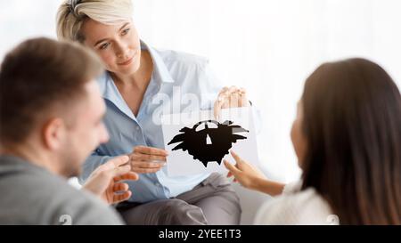 Psicoterapeuta Coniugi Di Prova Che Mostrano Inkblot Immagine Seduta In Ufficio Foto Stock