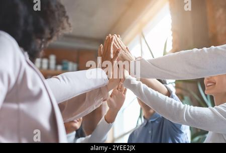 Unito le mani di multirazzial gruppo di affari, primo piano Foto Stock